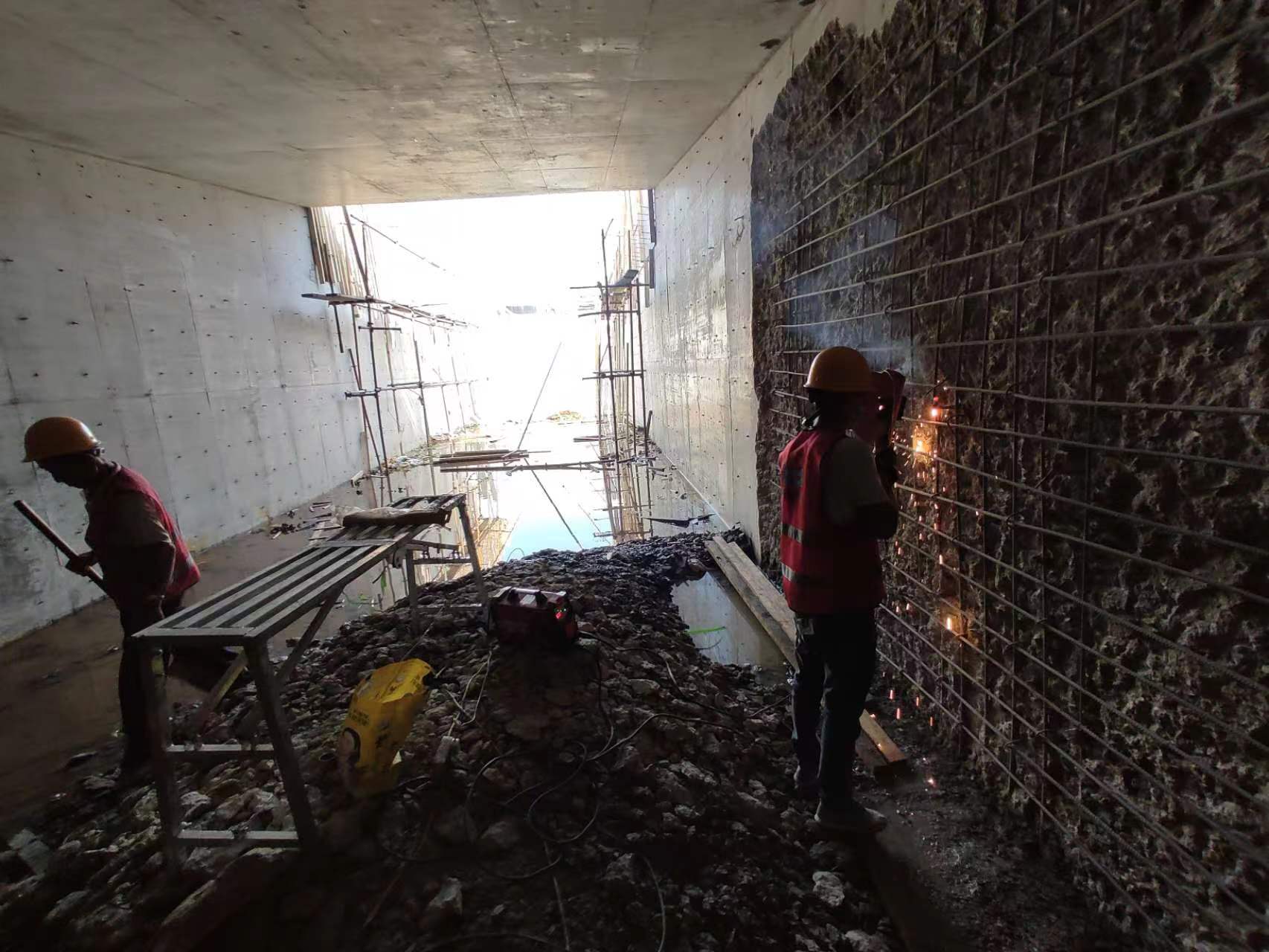 泸州挖断承重墙导致楼体开裂，加固施工方案出炉